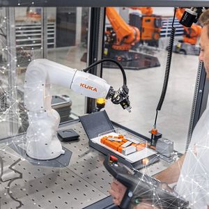 Roboter entwickeln sich von programmierbaren Maschinen zu intelligenten Kollaborateuren, die lernen, sich anpassen und sicher Seite an Seite mit Menschen arbeiten können.(Bild:  Kuka)