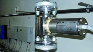 Das Prozessrefraktometer im Messeinsatz: Hier überwacht es kontinuierlich die Glykolkonzentration. (Bild: Flexim) (Bild: Flexim)