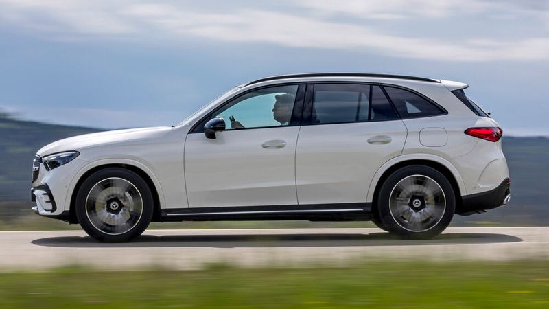 Das Mittelklasse-SUV ist um sechs Zentimeter gewachsen und hebt sich mit einem neuem Frontgrill, neuen Heckleuchten und veränderten Karosseriefalzen deutlich vom Vorgänger ab. (Bild: Mercedes-Benz)