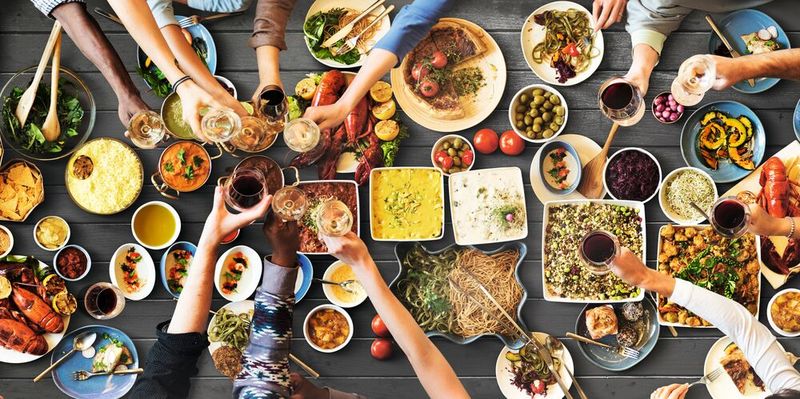 Afb. 1: Laat wat we eten een duidelijk leesbaar, vluchtig spoor achter in onze adem, ons bloed of onze urine? Onderzoekers hebben zich over deze vraag gebogen. De weg naar het antwoord loopt via de volatilomica en de bepaling van de vluchtige organische verbindingen die afkomstig zijn van het metabolisme. (Symbolische afbeelding)(Afbeelding: © Rawpixel.com - stock.adobe.com)