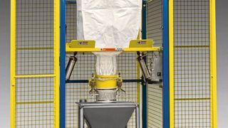 Stahl-Schutzeinhausung des Bulk-out Modell BFF Big-Bag-Entleerstation stellt den Betrieb von beweglichen Teilen ein, sobald die sicherheitsverriegelten Türen geöffnet werden. (Bild: Flexicon)