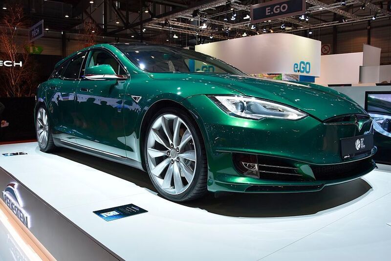 So musste der zum Shooting Brake umgebaute Tesla Model S noch mit Sommerreifen Ultrac Vorti Vorlieb nehmen.  (»kfz-betrieb«/Yvonne Simon)
