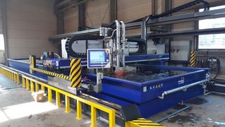 Das ist die Multitherm-Schneidanlage, die bei Jacquet Metallservice jetzt zwei Altanlagen ersetzt. Ausgerüstet ist sie mit dem Plasmaschneidsystem Hypertherm HPR 800 XD und einem Wassertisch von Beuting. Edelstahl bis 150 Millimeter Stärke kann exakt bearbeitet werden. (Bild: Messer Cutting Systems)