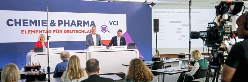 Die chemisch-pharmazeutische Industrie in Deutschland kommt aus der Krise nicht heraus: Zwar entwickelte sich das erste Halbjahr 2026 etwas besser als die zweite Jahreshälfte 2025, von einer nachhaltigen Erholung kann jedoch keine Rede sein. (Bild:  VCI / Thomas Lohnes)