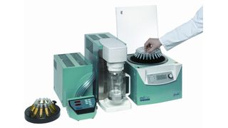 Abb. 1 Der in der Studie verwendete Versuchsaufbau: Mivac-Duo-Pumpe (links), Kühlfalle (Mitte, gezeigt wird die Mivac-Speed-Trap), Mivac-Duo-Konzentrator (rechts). (Archiv: Vogel Business Media)