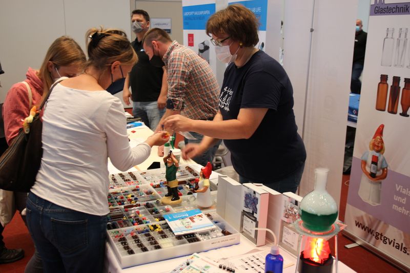 Impressionen der LAB-SUPPLY Berlin 2021An den Ständen gibt es nicht nur Infomaterial, sondern oft auch kleine Give-Aways fürs Labor und für zu Hause.  Weitere Infos zu den kommenden LAB-SUPPLY-Messen finden Sie auf www.lab-supply.info.  (LABORPRAXIS, Lüttmann)