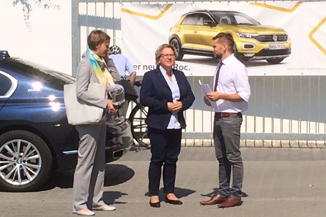 Letzte Abstimmung: Umweltministerin Svenja Schulze (Mitte) mit Assistentin und Pressereferent. (Bild: Baeuchle / »kfz-betrieb«)