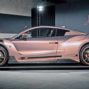 Rund 1,9 Tonnen soll der rund 4,70 Meter lange Elektrosportwagen wiegen.(Bild:  Hispano Suiza)