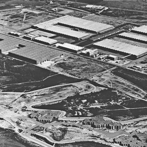 Hier eine Luftaufnahme vom Bau des Werks in Martorell bei Barcelona. Zu Beginn produzierte das Werk rund 1.500 Fahrzeuge pro Tag. (Bild:  Seat)