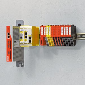 Bis zu 64 Module lassen sich an einen Buskoppler aneinanderreihen. So können sie sehr schnell an eine Hutschienenleiste angehängt werden. Die Verdrahtung erfolgt mit Federzugklemmtechnik an die treppenförmige Verdrahtungsebene. (Bild:  SEW)