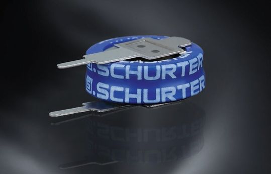 Knopfzellen-Superkondensatoren von Schurter speichern und liefern Energie extrem schnell und sind als horizontal montierbare Ausführung SCCA oder als vertikale Ausführung SCCC erhältlich. (Bild:  Schurter)