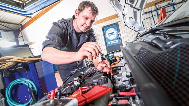 Nicht nur die wachsende Zahl der Elektrofahrzeuge verändert die Automobilbranche, sondern auch die fortschreitende Digitalisierung. Das hat Folgen für die Beschäftigungsstruktur im Kfz-Gewerbe. Welche genau, diskutieren Experten beim 20. Automobildialog des ZDK am 21. Juni in Berlin.(Bild:  ProMotor)