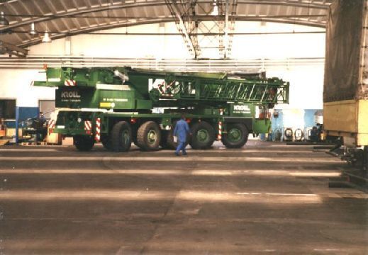 Ein Schwerlastkranwagen in der Reparaturhalle Ausschläger Billdeich. (Archiv: Vogel Business Media)