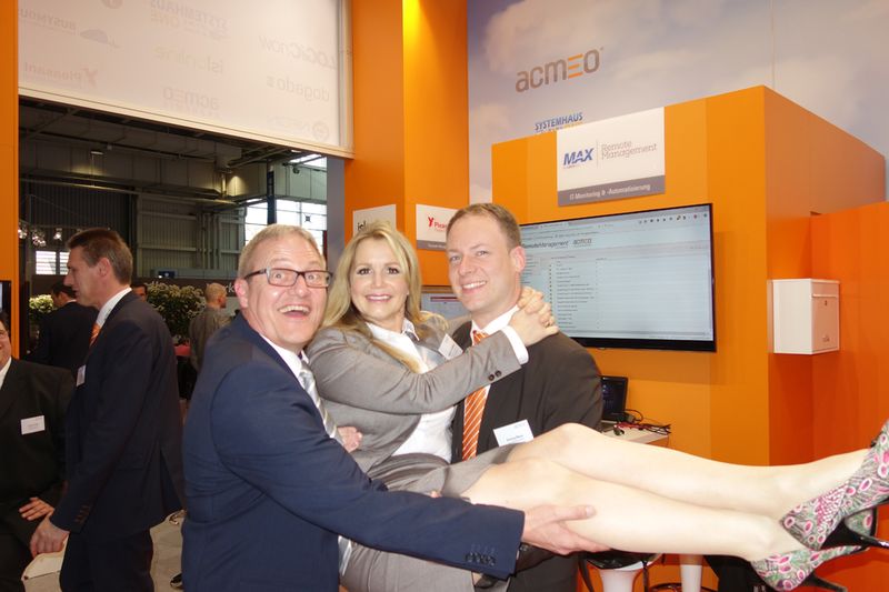 Ob Isabelle V. Künßberg, acmeo, leicht wie eine Feder ist, wissen nur Karsten Agten, IT-On Net, und (r.) Henning Meyer, acmeo. (Bild: IT-BUSINESS)