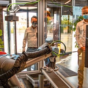 Dank seiner besonderen Herangehensweise kann eine lichtfeldbasierte Sensorik auch mit schwierigen Bildsituationen um­gehen. Der Roboter kann unbeirrt weiterarbeiten.(Bild:  HD Vision Systems)