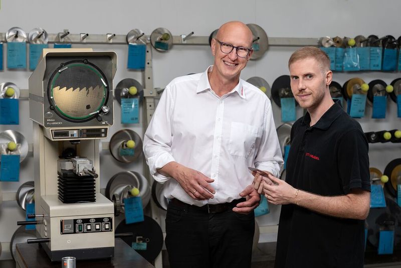 Sie freuen sich über das gelungene Teamwork! Von rechts: Fabian Heugel, Chef von Ott + Heugel, und Klaus Springer, Kundenberater von Oerlikon Balzers, beim Begutachten eines mit Baldia Varia beschichteten VHM-Sägeblatts.  (Bild: Oerlikon Balzers)
