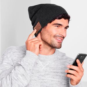 Die Beanie-Mütze mit Kopfhörern kostet bei Tchibo 24,95 Euro. Sie kann kabellose Musikübertragung vom Smartphone via Bluetooth, kommt mit Freisprechfunktion über integriertes Mikrofon daher, hat ein außen liegendes Bedienfeld sowie weiche Strickqualität mit kuscheligem, wärmendem Fleecefutter. Außerdem schaltet sie sich bei Nichtgebrauch nach circa fünf Minuten automatisch ab.
