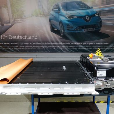 „Operationen“ an der offenen Batterie benötigen Mitarbeiter mit der Qualifikation 3S, weitere herstellerspezifische Schulungen und das passende Equipment. Dafür sind erhebliche Investitionen notwendig. (Bild: Rosenow – VCG)