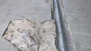 Bevor die beschädigte Rampenfläche beschichtet wird, müssen lose Stellen erst abgefräst, neu aufgefüllt und egalisiert werden. (Bild: Silikal)