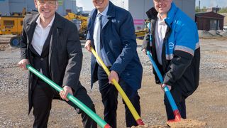 Symbolischer Spatenstich für die Erweiterung der Covestro-Folienproduktion in Dormagen (v.l.): Thorsten Dreier (Leiter Foliengeschäft), Produktionsvorstand Klaus Schäfer und Michael Friede (Leiter des Segments Coatings, Adhesives, Specialties). (Covestro)