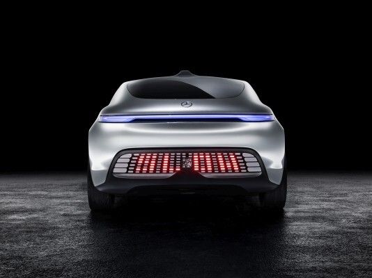 Mercedes-Benz F 015 - Luxury in Motion: Verlangsamt sich der Verkehr vor dem Fahrzeug, werden nachfolgende Fahrzeuge informiert indem der Schriftzug „SLOW“ eingeblendet wird (Mercedes-Benz)