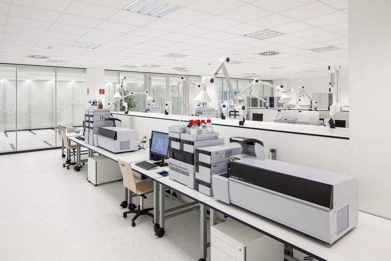 Den Gewinner der „lab4you“-Aktion 2015 erwarten in der Shimadzu Laboratory World in Duisburg moderne Analyse-Geräte auf über 1.500 qm. (Bild: Shimadzu/Dirk Matull Fotografie)