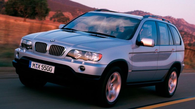 Bei den Premium-SUV zog BMW ab 1999 mit dem X5 (E53) nach. Produziert wurde dieser in den USA in Greer (South Carolina). Obwohl SUV bezeichnet der Hersteller den Wagen aber weder als „SUV“ noch als „Geländewagen“, sondern vermarktet den X5 als „SAV“ (Sports Activity Vehicle) – eine eigens für den X5 kreierte Kategorie von BMW. Bei der Markteinführung wurde der BMW X5 nur mit zwei Motorvarianten angeboten: Einem     Reihensechszylinder, Ottomotor, 3,0 Liter Hubraum, 170 kW (231 PS), Modellbezeichnung 3.0i und einem V-Motor mit acht Zylindern, Ottomotor, 4,4 Liter Hubraum, 210 kW (286 PS), Modellbezeichnung 4.4i. (Bild: BMW AG)