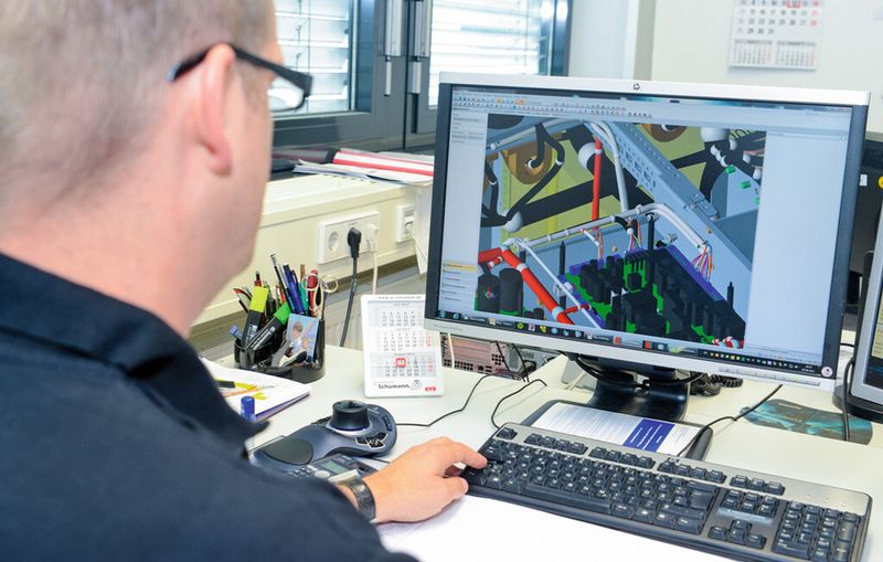 Bild 3: Olaf Linke spart mit Eplan Harness proD Zeit bei der Projektierung von Kabelbäumen. (Bild: Sienk)