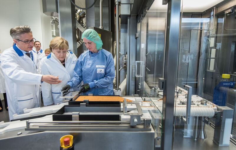 An der Abnahmestation endet der Sterilbereich. Danach werden die Zylinderampullen mit lebenswichtigem Insulin in Pens verbaut und zur Versorgung von Menschen mit Diabetes in alle Welt verschickt. (Thomas Lohnes / Sanofi)