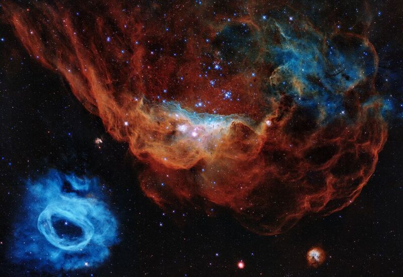 Kosmisches Riff (2020) – Dieses Bild des Hubble-Weltraumteleskops zeigt, wie junge, energiereiche, massereiche Sterne ihren Geburtsort mit starken Winden und sengender ultravioletter Strahlung beleuchten und formen. (NASA, ESA, and STScI)