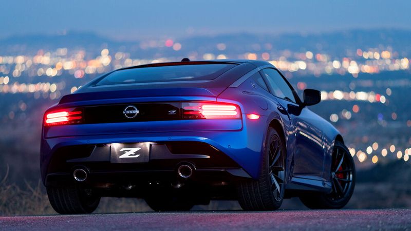 Seine Kraft überträgt der Motor durch ein manuell zu betätigendes Sechs-Gang-Getriebe oder eine Neun-Gang-Automatik auf die Hinterräder. ( Auto-Medienportal.Net)