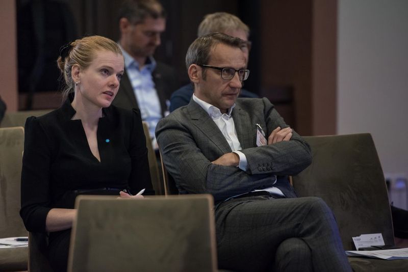 Aufmerksame Zuhörer: Anne Bendzulla (Thyssenkrupp Industrial Solutions) und Hendrik Hahn (Evonik) (Gollin)