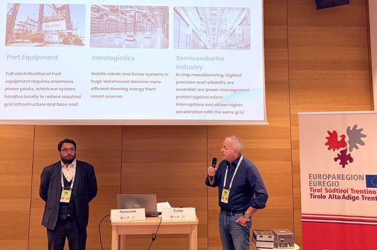 Fachvortrag in Alpbach: Andreas Hanschek (Universität Innsbruck, links) und Michael Eckle (CTO der Vahle Group und Geschäftsführer Vahle Automation) präsentieren die Details des hybriden Energiespeichersystems für industrielle Anwendungen.(Bild:  Vahle Automation)