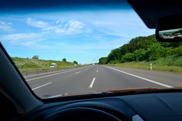 Der Tivoli hat bis zu sieben Airbags, elektronisches Stabilitätsprogramm (ESP), Überschlagschutz (ARP), Bremsassistent, Berganfahrassistent sowie Warnblinkautomatik (ESS), Reifendruckkontrollsystem und eine Warn- bzw. Erinnerungsfunktion für alle fünf Sicherheitsgurte an Bord. (Michel / »kfz-betrieb«)