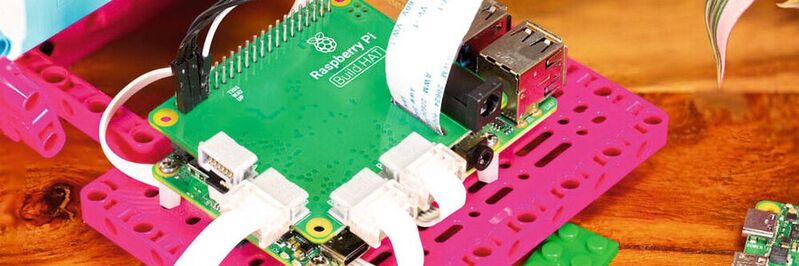 Raspberry Pi Build HAT: Huckepack auf einem Raspberry Pi, der wiederum auf Legos Maker Plate sitzt.