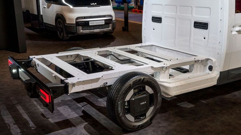 Die Unterkonstruktion muss gewichtsmäßig einiges aushalten können. (Bild: Kia)