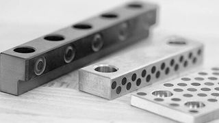 Knarr hat sein Sortiment um selbstschmierende Schieberleisten ergänzt. (Knarr)