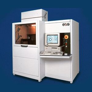 1991 liefert das Unternehmen EOS mit der Stereos 400 ein System, das für den Automobilhersteller BMW entwickelt wurde.