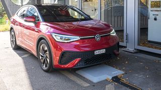 Ein umgerüstetes E-Auto lädt kabellos über die im Boden integrierte Spule – der Ladevorgang startet automatisch, sobald das Fahrzeug korrekt parkiert ist. (Bild: Empa)