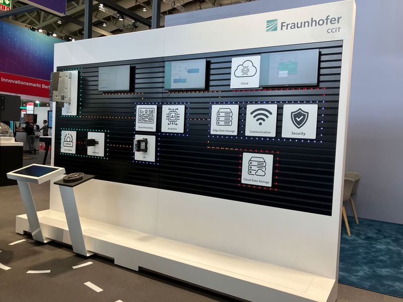 Edge Cloud Continuum für die Produktion: Im Fraunhofer-Cluster of Excellence Cognitive Internet Technologies (CCIT) arbeiten über 20 Fraunhofer-Institute an Technologien und Infrastrukturen für eine digitalisierte Produktion. Das Projekt Edge Cloud Continuum verbindet Sensorik, Edge Computing und KI-gestützte Analysen, um durch die Nutzung von Produktionsdaten eine ressourcenschonende und wirtschaftliche Fertigung zu ermöglichen. (Bild: VCG/Juliana Pfeiffer)