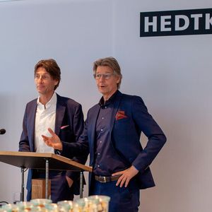 Holger Hedtke  (li.) und Michael Hedkte hießen die Gäste der Eröffnungszeremonie willkommen und freuten sich über das Geschenk von Volvo Deutschland: Eine Stele, auf der die Meilensteine von Volvo und vom Autohaus Hedtke festgehalten sind.(Bild:  Drive Me/Max Weiglin)