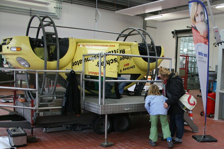 ...ein Überschlagsimulator... (Foto: Werner Autombile)
