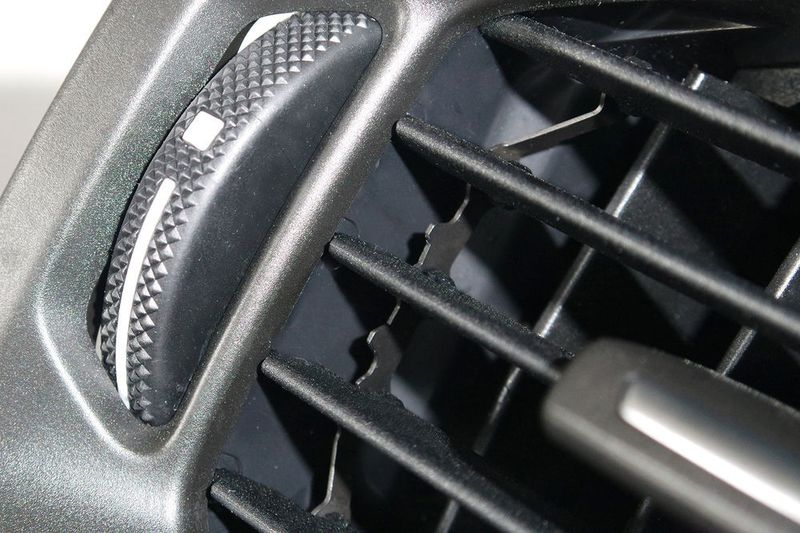 Hier eine weitere Detailaufnahme der Kämme beziehungsweise Leisten aus Hostaform C9021 GV 1/10, mit denen die Lamellen des bei Scania-Trucks zum Einsatz kommenden Luftausströmers bewegt werden können. (Feddersen)