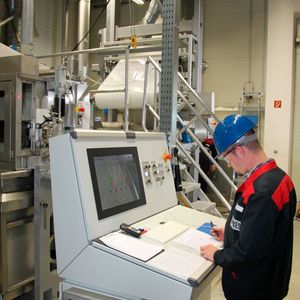 Überwachung der Beschichtung (Coating). Die aktive Trennschicht der Membran bildet ein hauchdünner Polyamidfilm, der das Salz vom Wasser separiert.