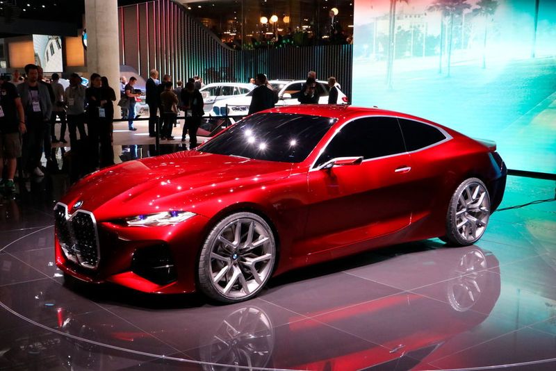 BMW zeigte auch das Concept 4, das einen Ausblick auf den neuen 4er geben soll. Die 4,78 Meter lange Studie ist knapp 1,40 Meter hoch und 1,90 Meter breit mit einer langen Haube und kurzen Überhängen. Auffällig ist die nochmals gewachsene Doppelniere als Kühlergrill. (Klasing)
