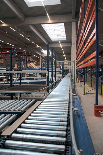 Am Band werden die Teilleiferungen zusammengestellt. Jeden Tag verlassen rund 1.000 Lieferungen das Logistikzentrum. (Baeuchle/»kfz-betrieb«)
