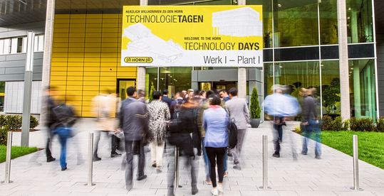 Fachvorträge, Live-Zerspanung, branchenspezifische Ausstellungsbereiche und Besichtigungen der Produktion: den Besuchern der Horn Technologietage 2023 stehen zahlreiche Programmpunkte zur Auswahl. Fachvorträge, Live-Zerspanung, branchenspezifische Ausstellungsbereiche und Besichtigungen der Produktion: den Besuchern der Horn Technologietage 2023 stehen zahlreiche Programmpunkte zur Auswahl.