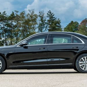 (Mercedes-Benz)