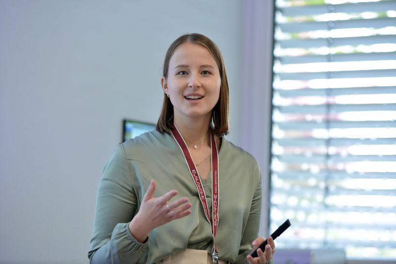 Selina Lösch von DaVinci Engineering zeigte in ihrem Praxiscase, wie mittelständische Unternehmen eine Social Wall einsetzen können.  (marconomy © Johannes Untch)