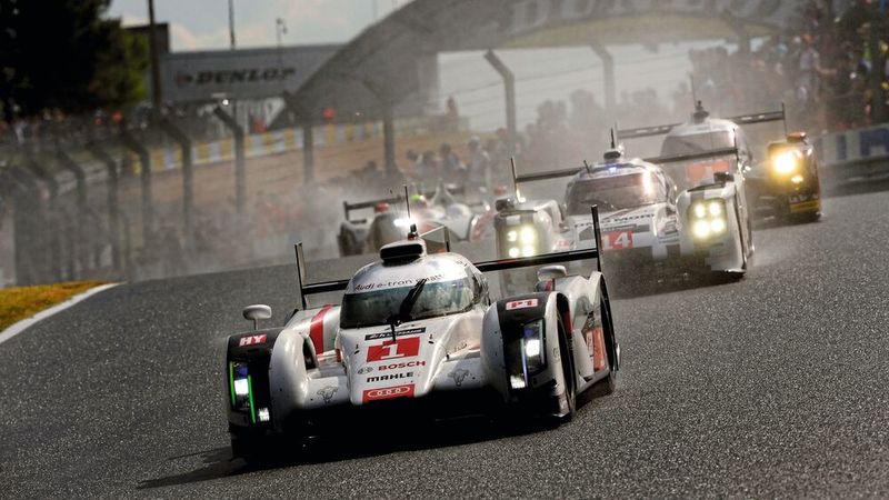 Der Audi R18 e-tron quattro bei den 24 Stunden von Le Mans 2014. Lucas di Grassi, Tom Kristensen und Marc Gené werden mit dem Auto mit der Nummer 1 Zweite hinter ihren Teamkollegen Marcel Fässler, André Lotterer und Benoît Tréluyer. (Bild: Audi)
